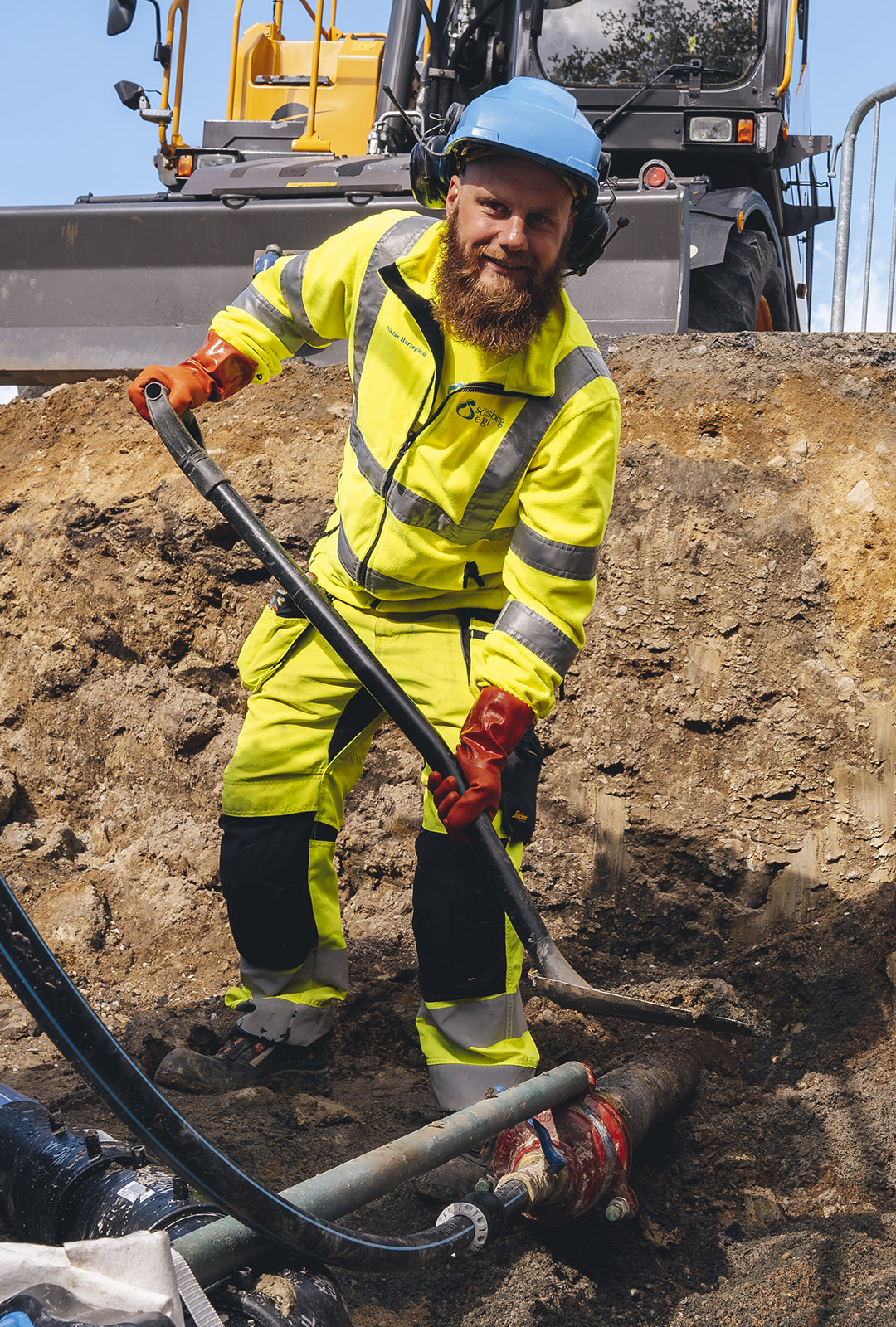 Medarbetare på Sölvesborg Energi gräver i ett dike