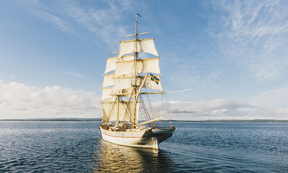 Briggen Tre Kroner seglar in mot Sölvesborg