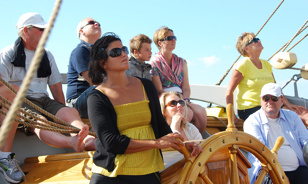 Resenärer seglar med Briggen Tre Kronor