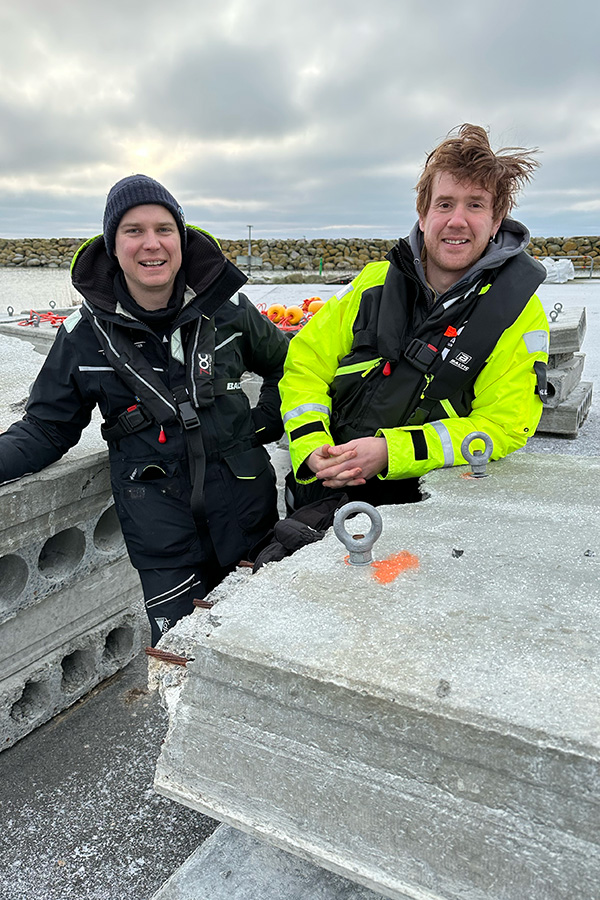 Hampus och Hannes vid torskreven på land innan de sänkts ned i havet