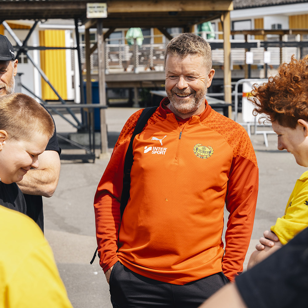 A-lagets huvudtränare Anders Torstensson pratar med spelarna i Allstars