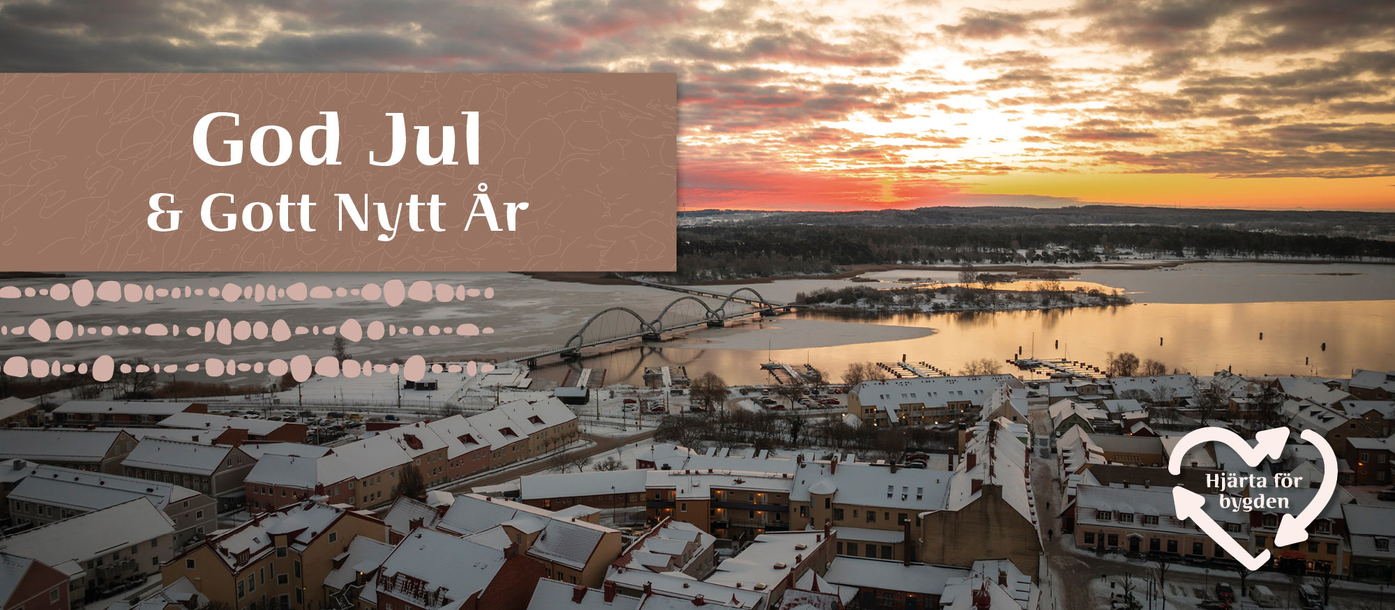 Drönarbild över snötäckt Sölvesborg med Sölvesborgsbron i centrum.