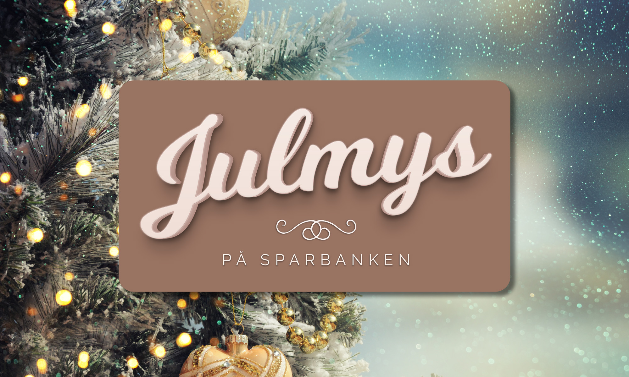 En pyntad julgran i snöfall med texten "Julmys på Sparbanken"