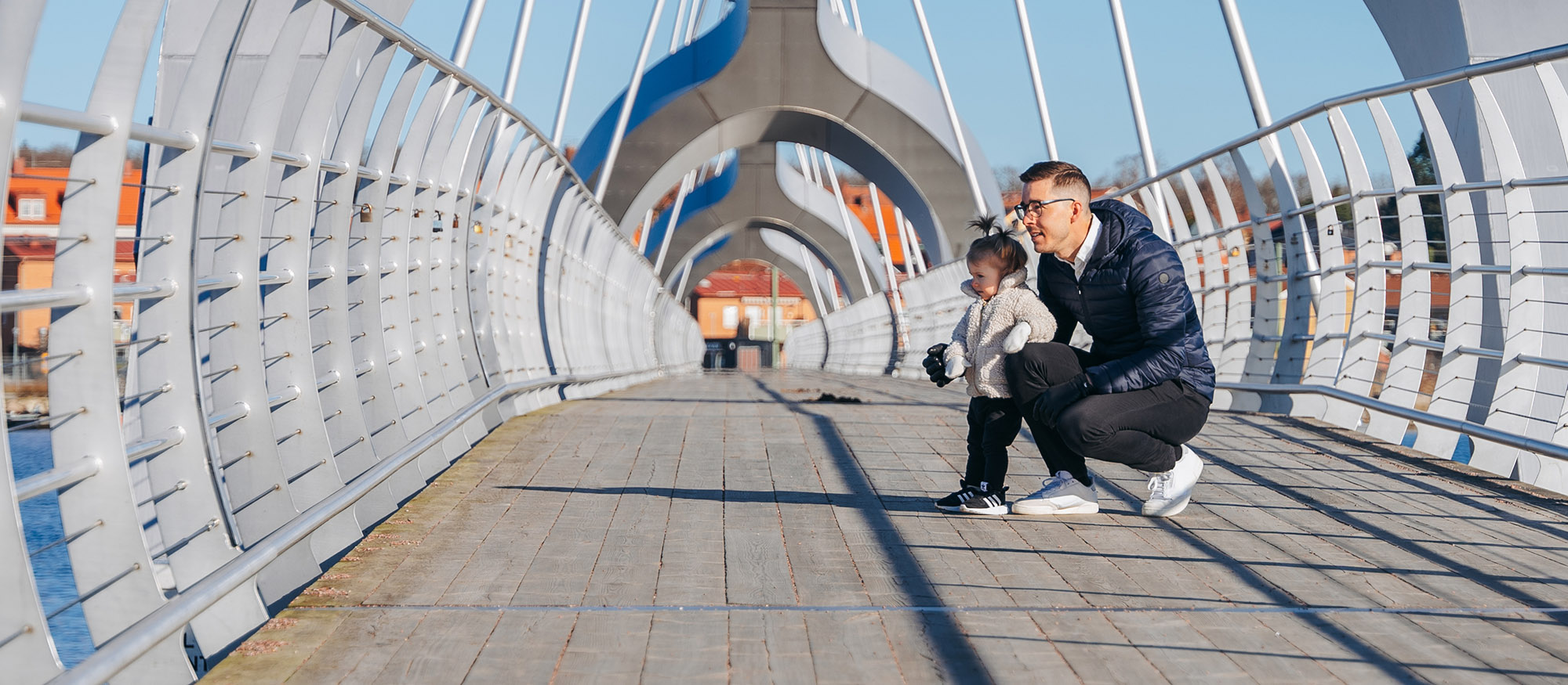 Pappa och liten dotter tittar ut över havet från Sölvesborgsbron