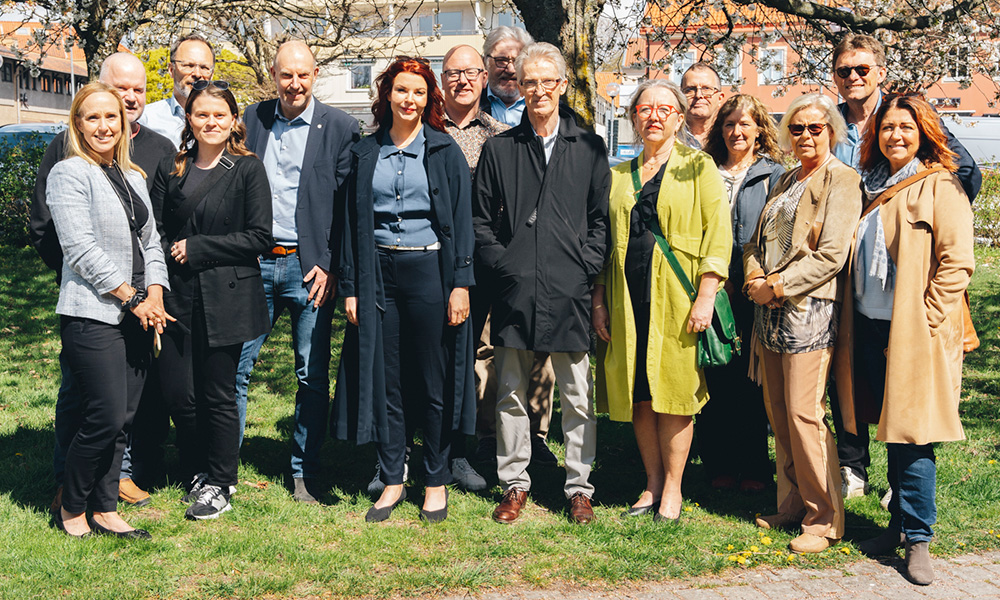 Sölvesborgs kommunpolitiker tillsammans med Sparbanken, Expedition Rädda Östersjön och Näringslivskontoret