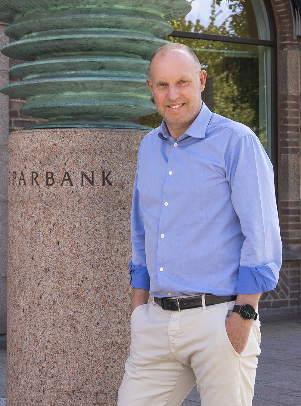 Stefan Ohlson, VD på Sparbanken, står framför bankens kontor i Sölvesborg
