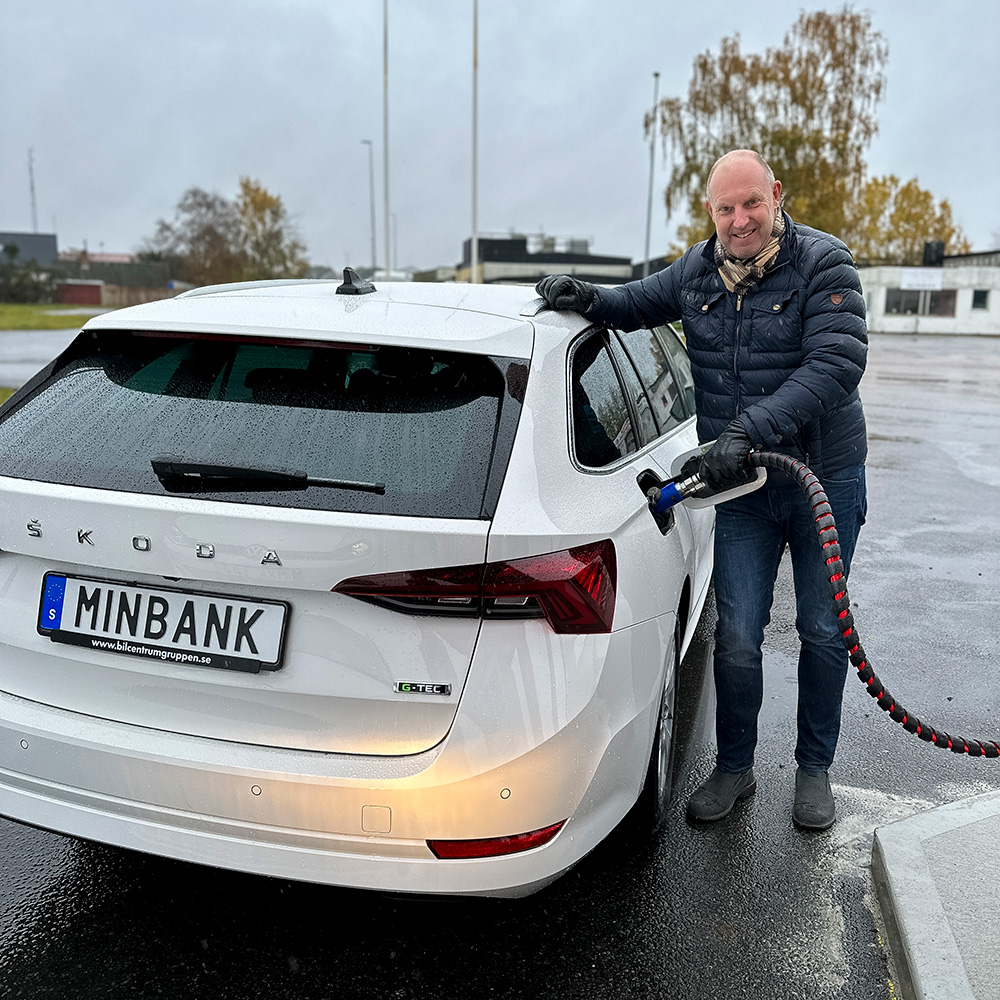Stefan Ohlson, VD på Sparbanken, tankar biogas i företagsbilen