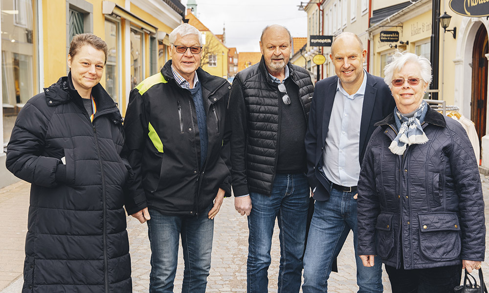 Representanter från tre av kommunens föreningar tillsammans med Stefan Ohlson på Södergatan.