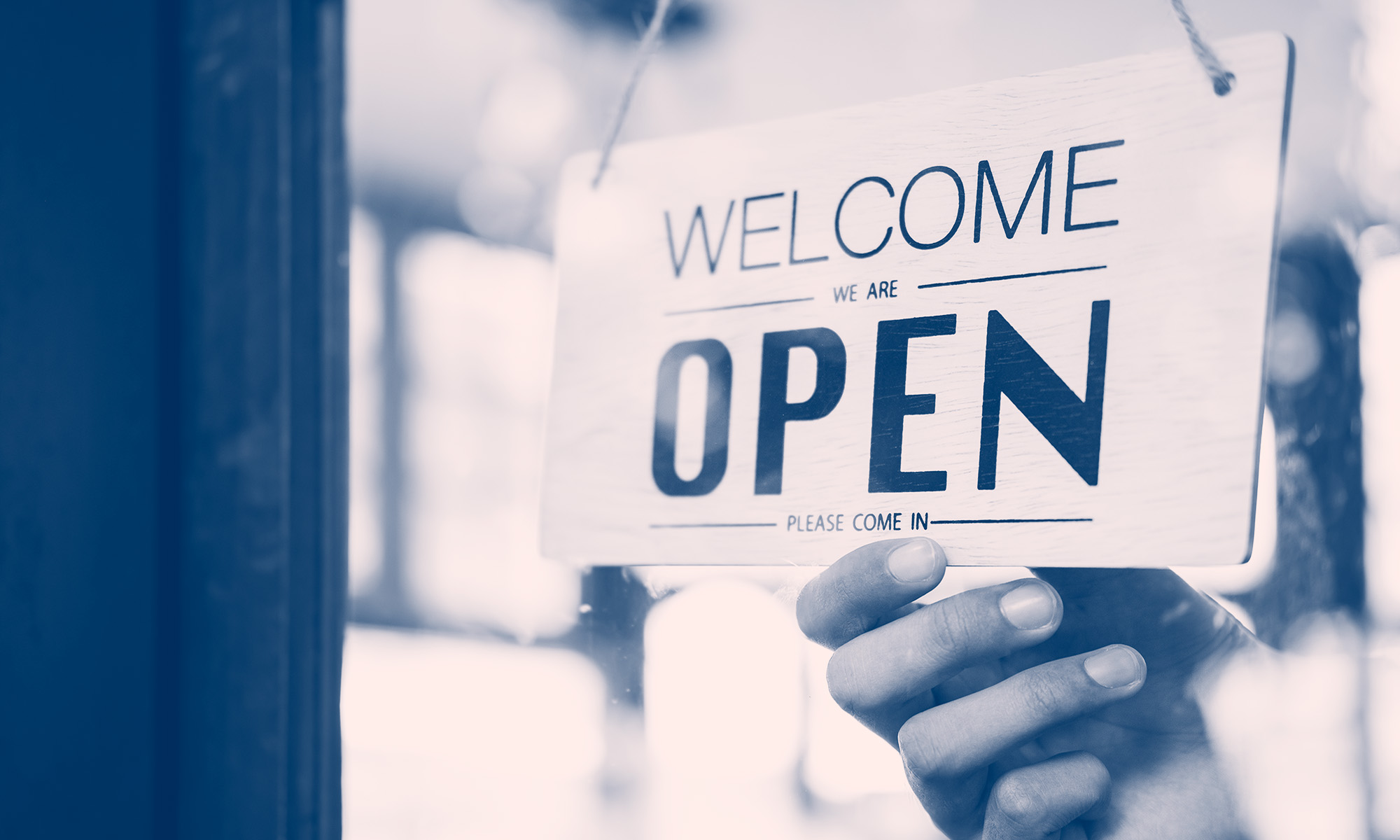 En skylt med texten "We're open"