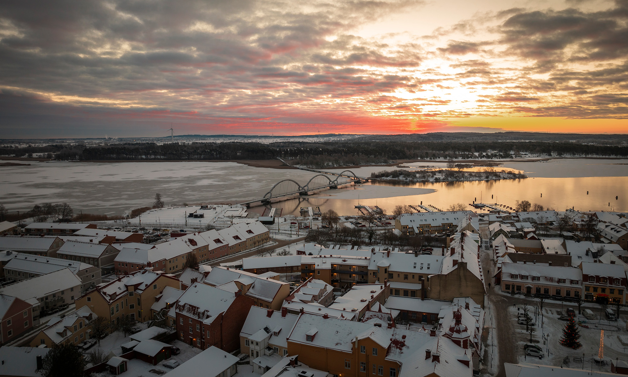 Drönarbild, solen går upp över Sölvesborgsviken i vinterskrud