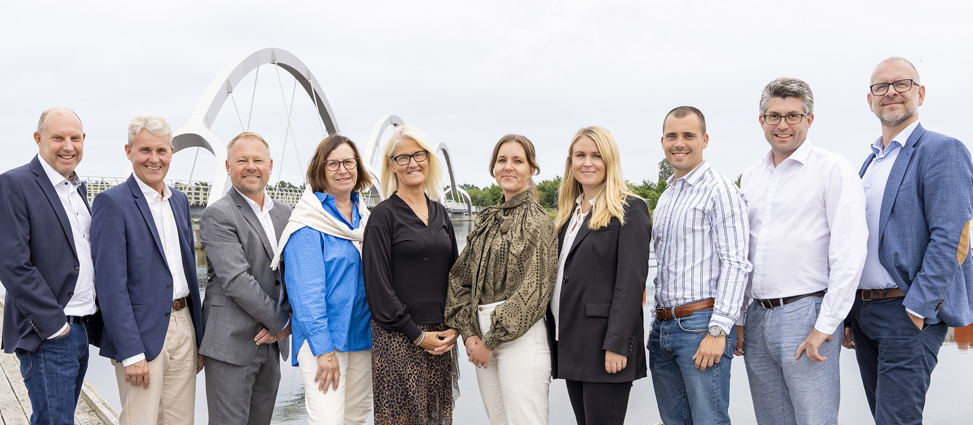Gruppbild av Sparbankens styrelse med Sölvesborgsbron i bakgrunden